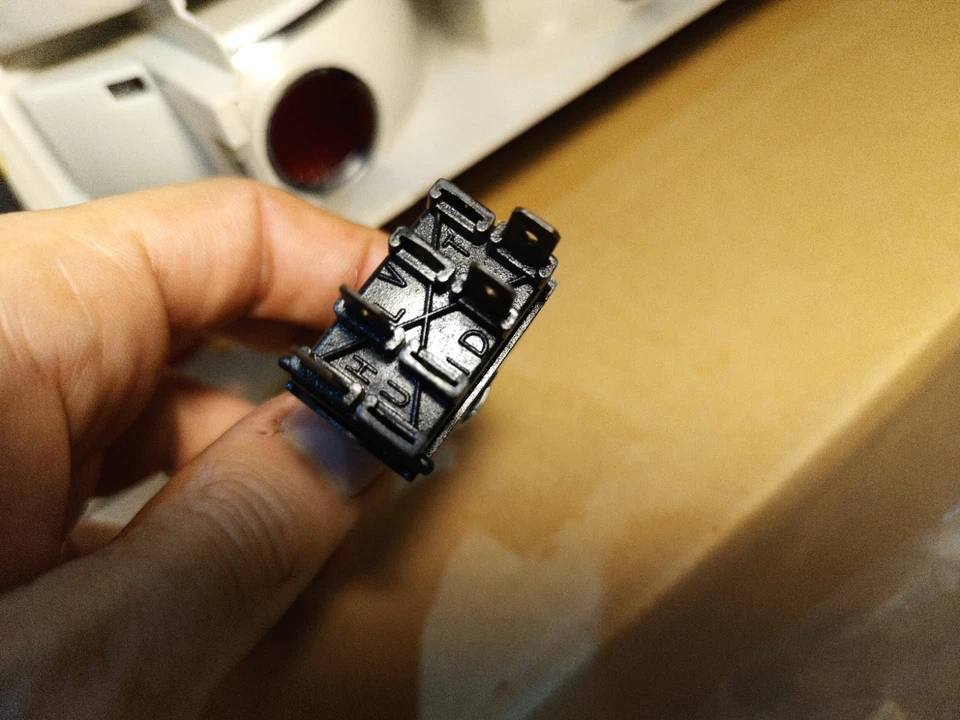 老式兰博基尼剪影 1976 - 1979 切换开关和控制原始设备制造商全新陈货 — 第 3/4 张图片