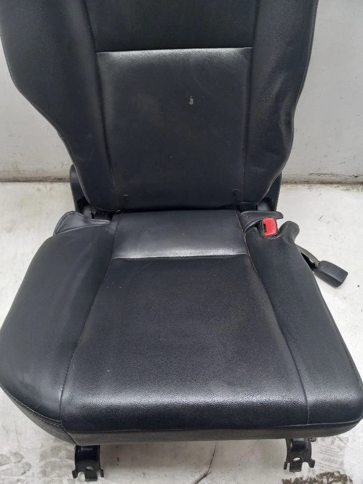 Toyota RAV4 XLE 2013 asiento trasero de cuero lado del pasajero  Foto 3 de 4