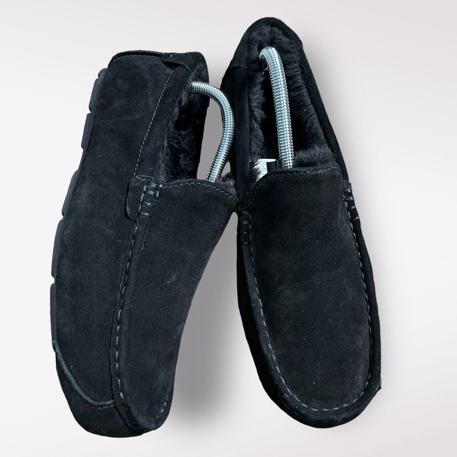 KOOLABURRA BY UGG, TIPTON Black  SIZE 9 US. MEN&rsquo;S SLIPPERS BRAND NEW