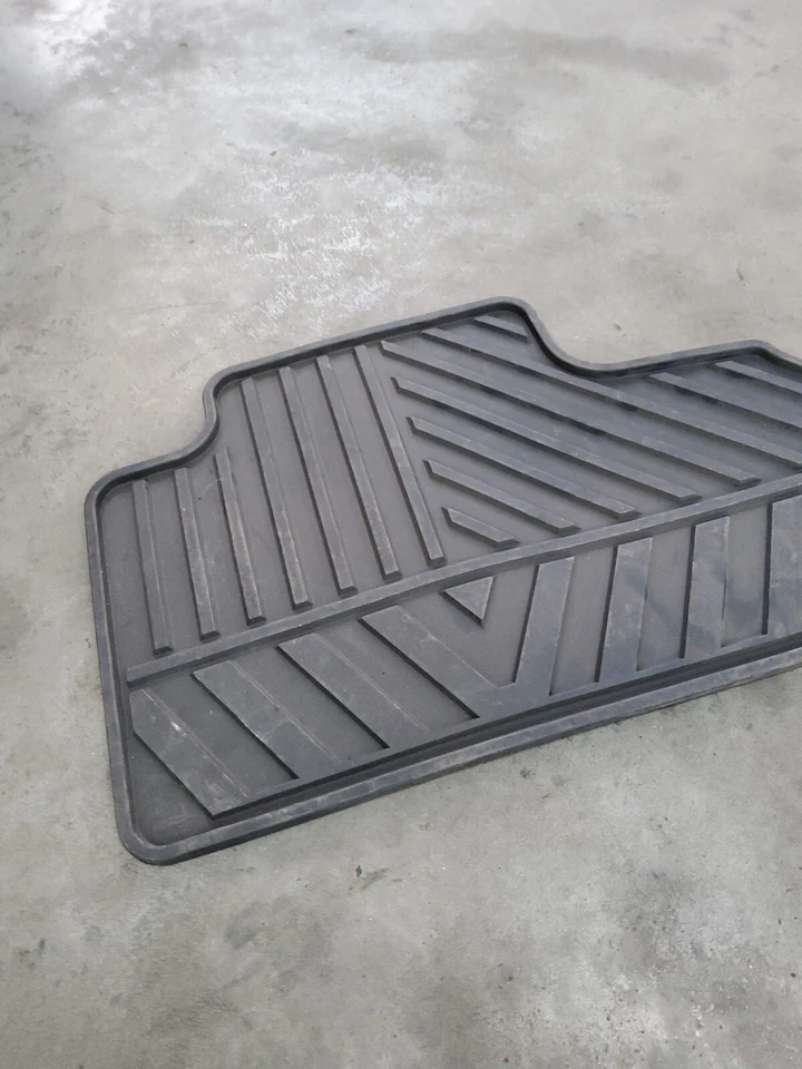 GMC Sierra 3500HD 2017 17 15-19 trasero alfombrilla de goma negra 22858825 Foto 2 de 4