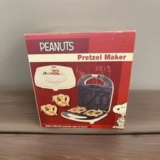 Peanuts Snoopy Pretzel Maker Smart Planet  NIB