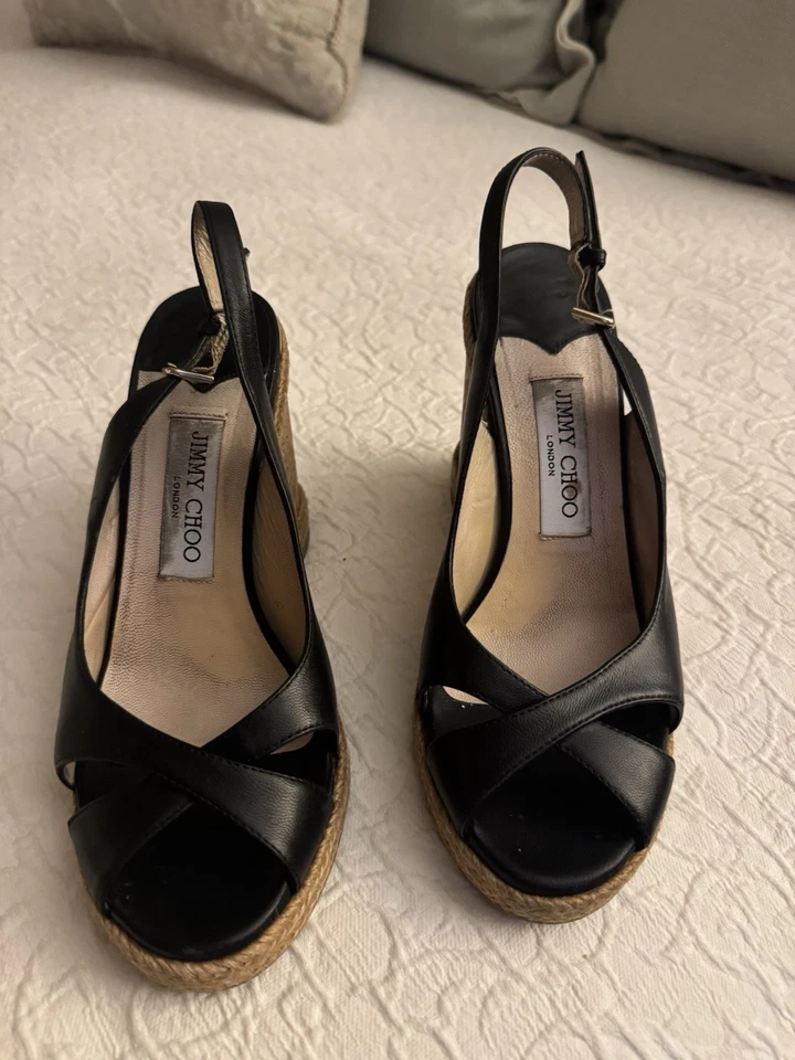 Sandalias Jimmy Choo de cuero negro y corcho con cuña punta abierta, talla 37,5 M Foto 2 de 4