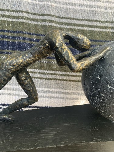 Escultura modernista "La vida es una batalla cuesta arriba contra el mundo" - Imagen 7 de 16