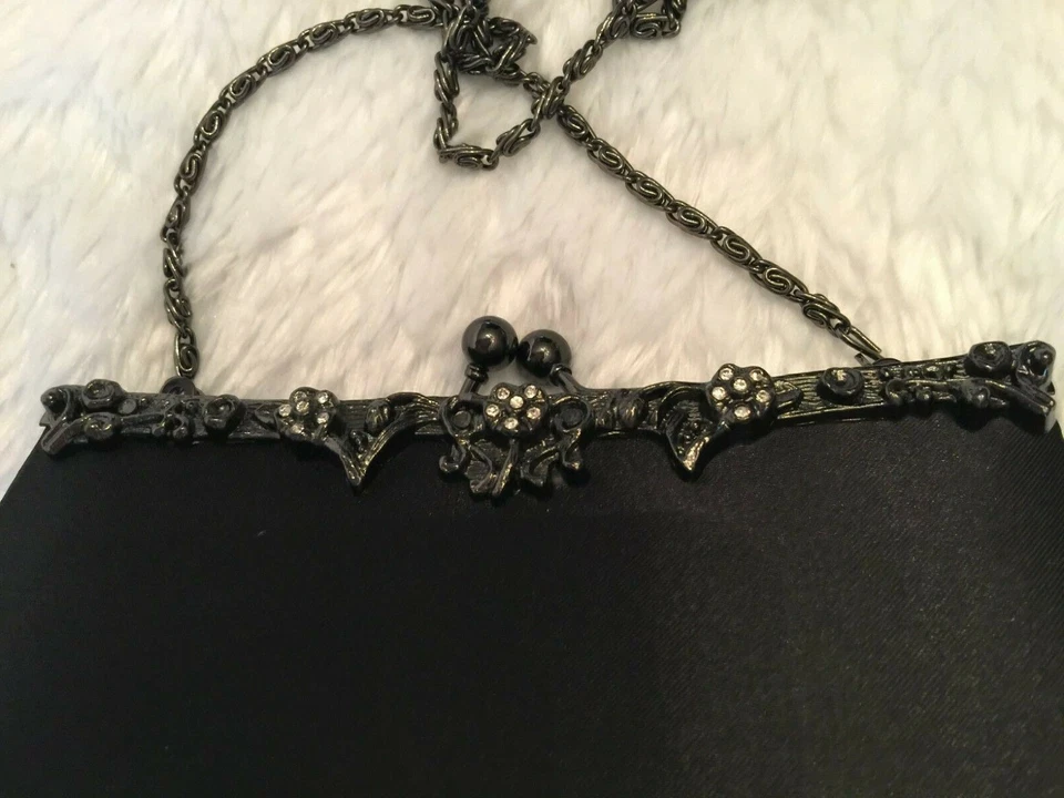 Bolso de Noche Pequeño Jessica McClintock para Mujer Negro Satinado Gunmetal Marco Floral Foto 3 de 4