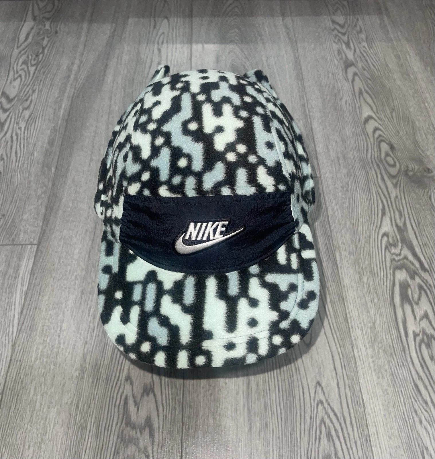 Nike Fly Cap Unstructured Outdoor Fleece Trapper Hat - Black/Green AW84
Opens in a new window or tab