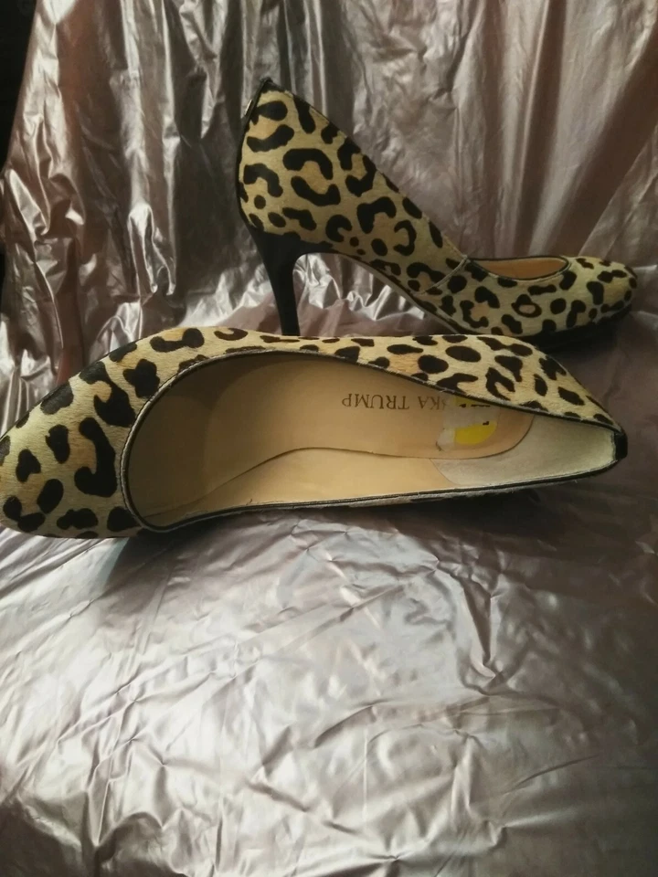 Zapatos de salón Ivanka Trump de cuero con estampado de guepardo de vaca talla 5 Foto 2 de 4
