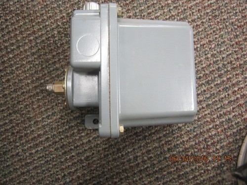 Square D GHW2 9013GHW2J28Z Pressure Switch 