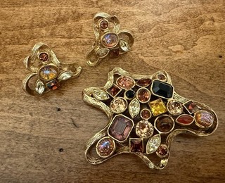 Vintage VOGUE JLRY Gold Tone BROOCH & Earrings