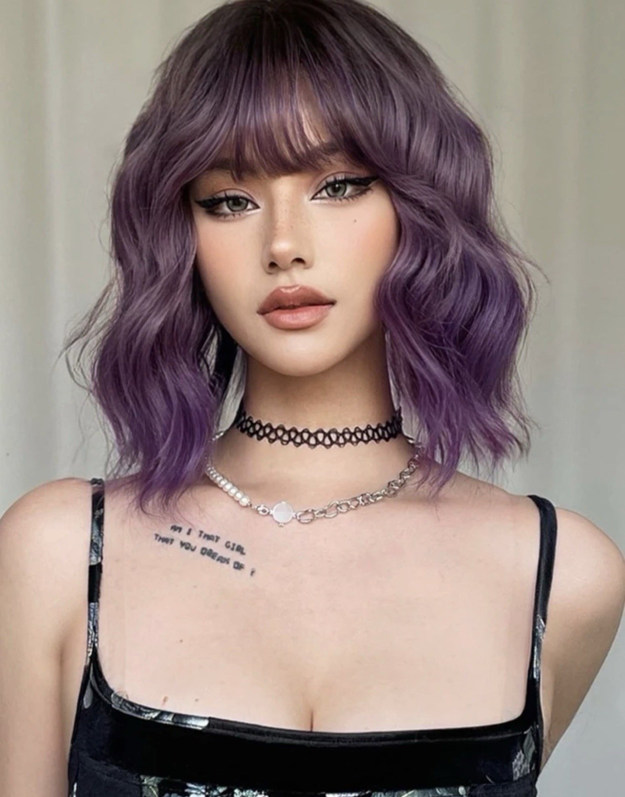 Perruque synthétique violette 31cm thermo-résistante à boucles haute définition