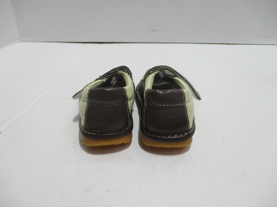 Sapatos de bebê Izzy Bug Creations 3 marrom vestido gancho laço dedo do pé baixo bege - Imagem 3 de 4