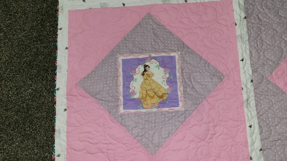 Nova Colcha/Berço/Lance "Princesa" Feito à Mão para Bebê Menina 43"x46.5" - Imagem 3 de 4