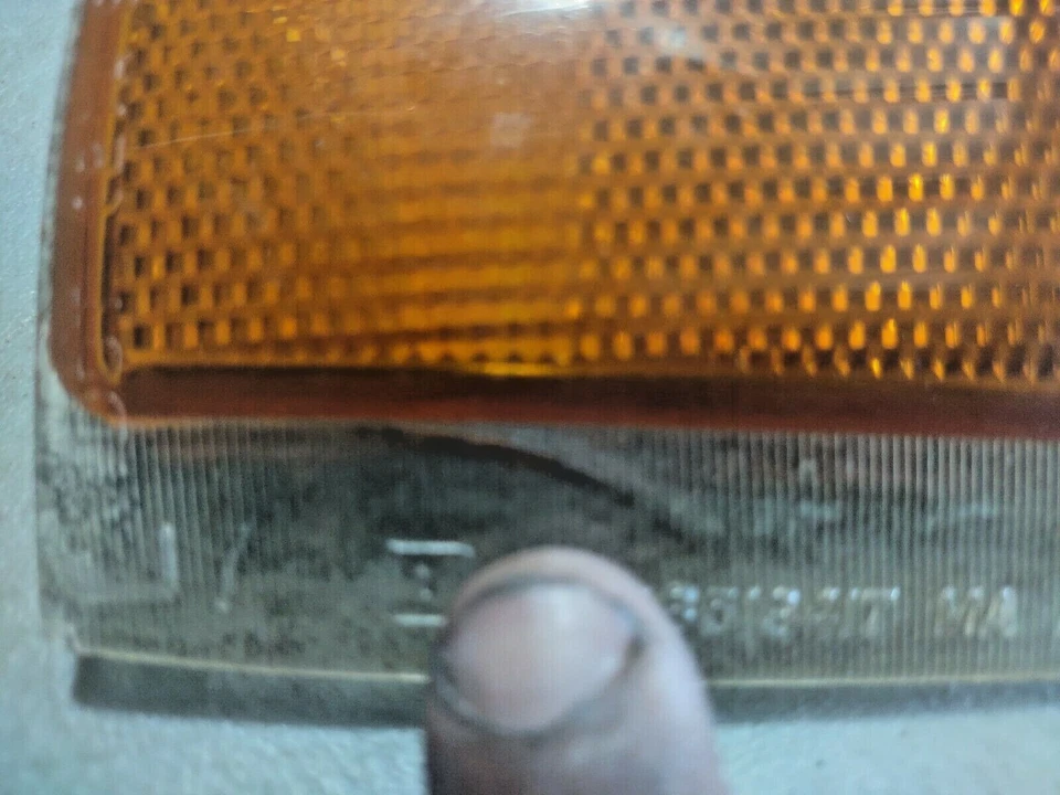 94-00 Suburban and Sierra GM 5977464 marker lens LH GM 16519417 FC-5 - Image 2 of 4