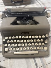 Royal Quiet de Luxe Portable Manual Typewriter 1940s-50s Vintage with Hard Case thumbnail