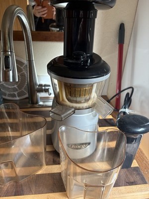 OMEGA Vert 350 Juicer Extractor complete with all parts . Works perfectly ! 