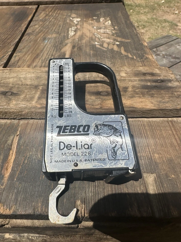Zebco De-Liar modelo 228 escala de peces y cinta métrica hecha en EE. UU. Foto 2 de 4