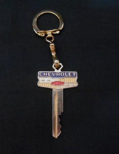 Portachiavi Likenu Vintage Vecchio Antico CHEVY Oro Largo Crest Pretagliato 1935-66
