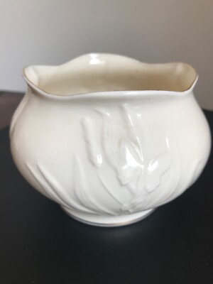 Belleek Butterfly Schale mit geriffeltem Goldrand