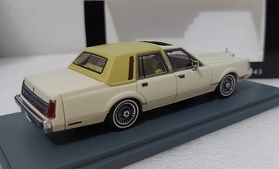 WOW Lincoln Town Car Beige 1986 1:43 Neo 43545 EXTREMELY RARE!! - Image 2 of 4