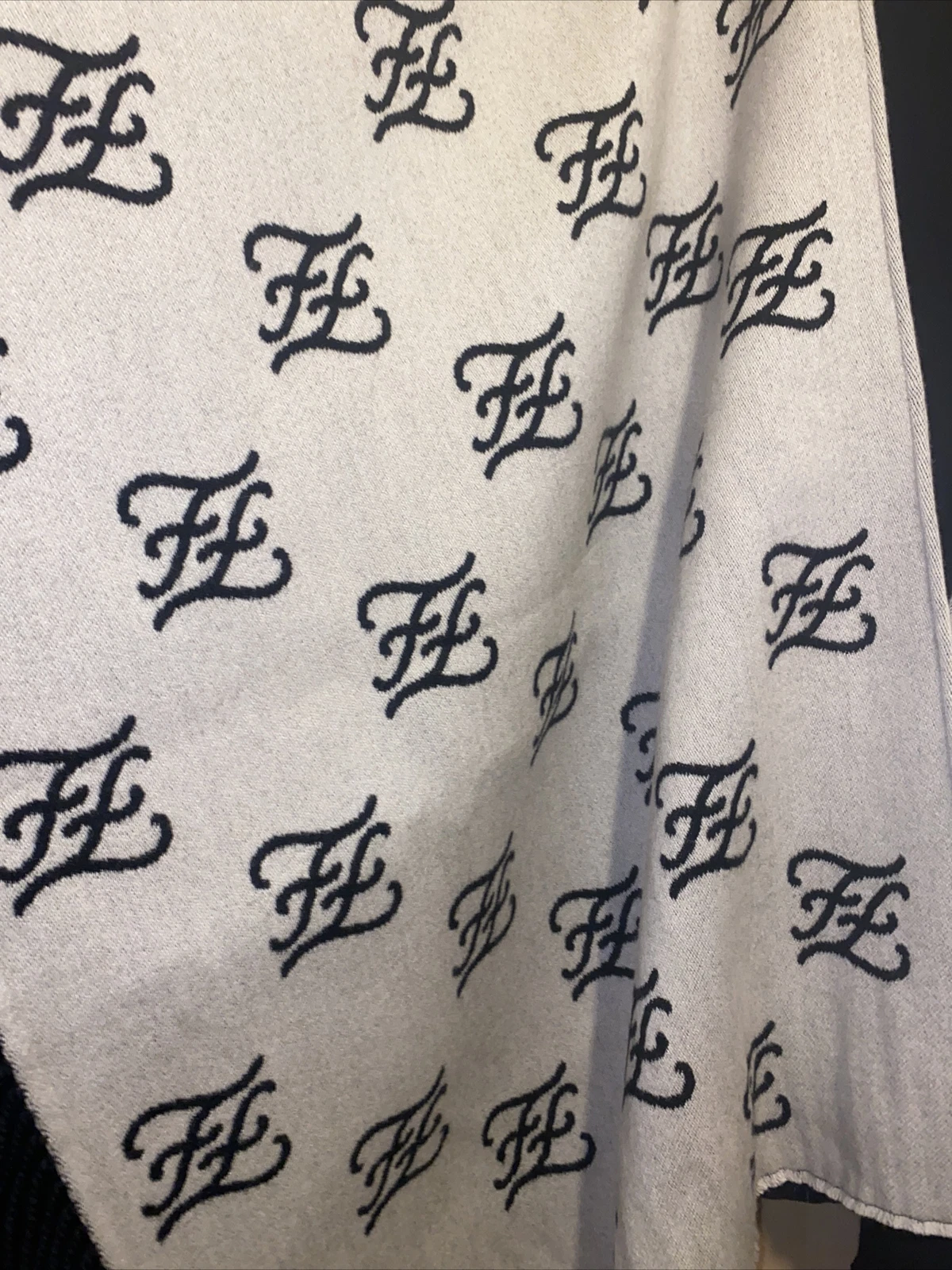 NUOVO MANCIO PONCHO FENDI KARLIGRAPHY LANA BIANCA NERA RARO