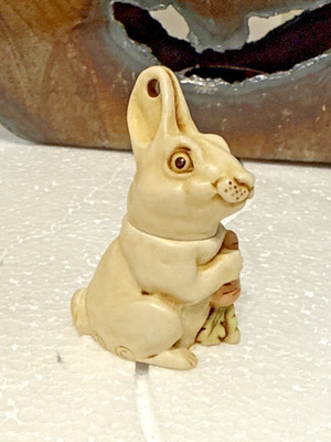 Harmony Kingdom MARQUIS DE BLANC Bunny Rabbit Vial Pendant  TJZRA