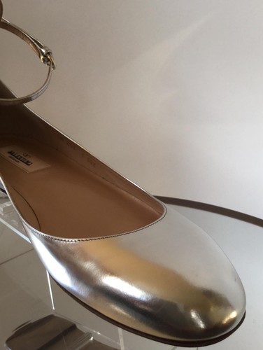 NUEVOS Planos de Ballet con Correa al Tobillo de Cuero Metálico Valentino (Talla 38.5) - $725 - Imagen 7 de 12