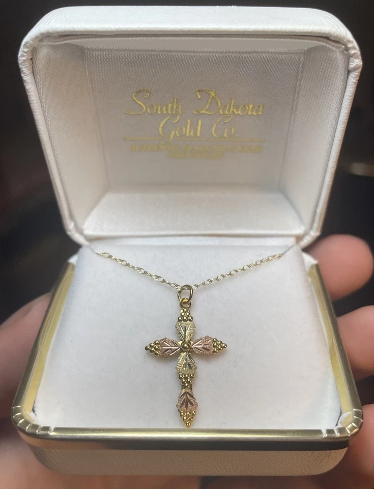 Collar Cruz Oro Black Hills Foto 2 de 4