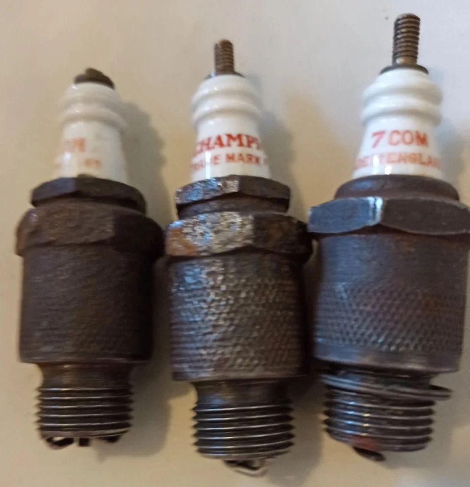 3 x CHAMPION 7 COM SPARK PLUGS  - Vintage untested sparking plugs - Image 4 of 4