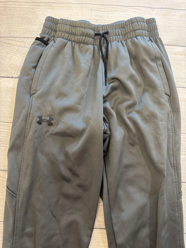 Pantalones deportivos Under Armour juveniles gris medio sueltos de vellón con puños Foto 2 de 4