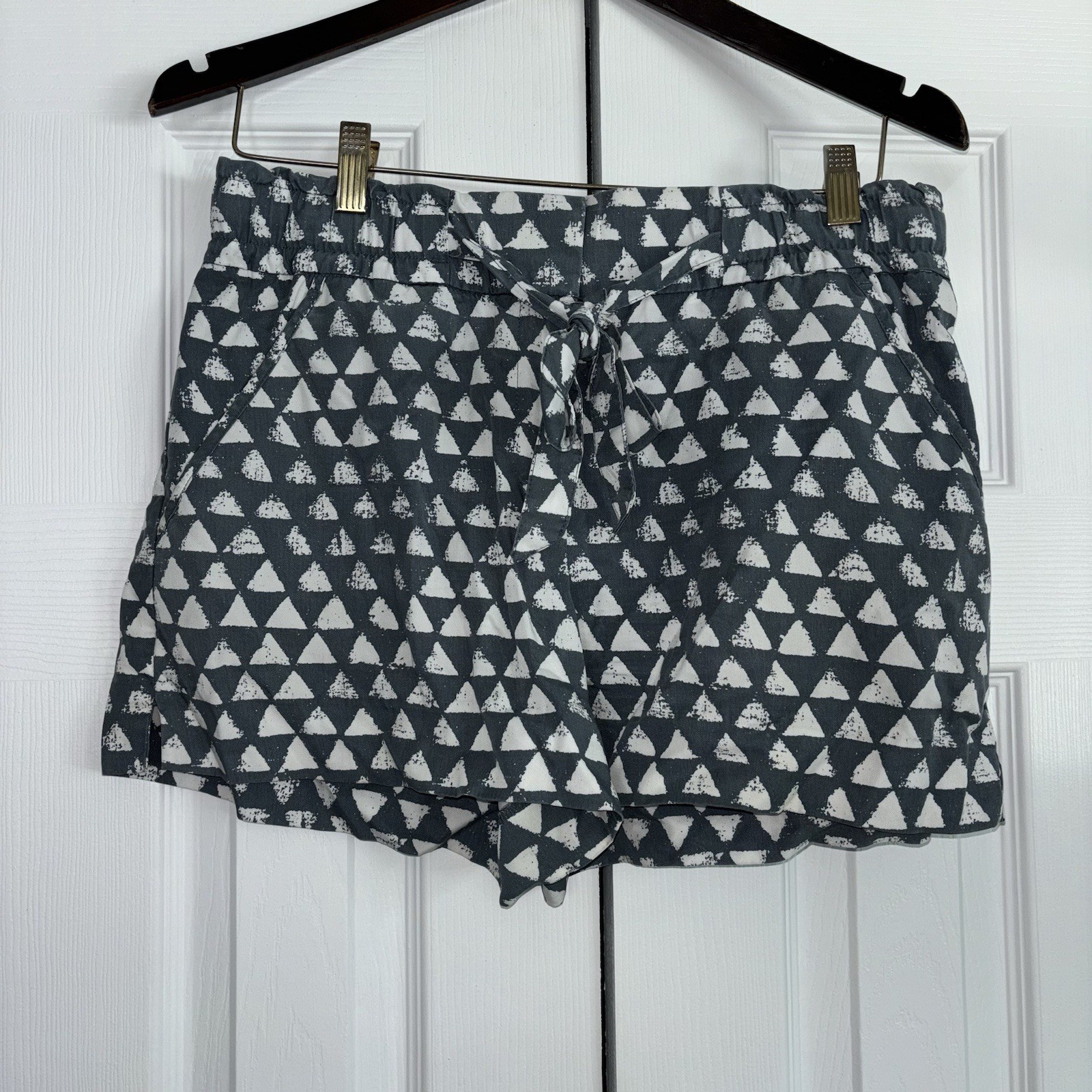 LOFT White & Gray Triangle Patterned Women's Shor… - image 1