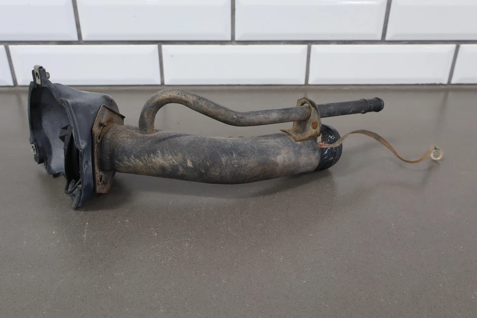 98-99 Chevy Suburban GMT400 OEM cuello de llenado de combustible (sección superior) Foto 4 de 4