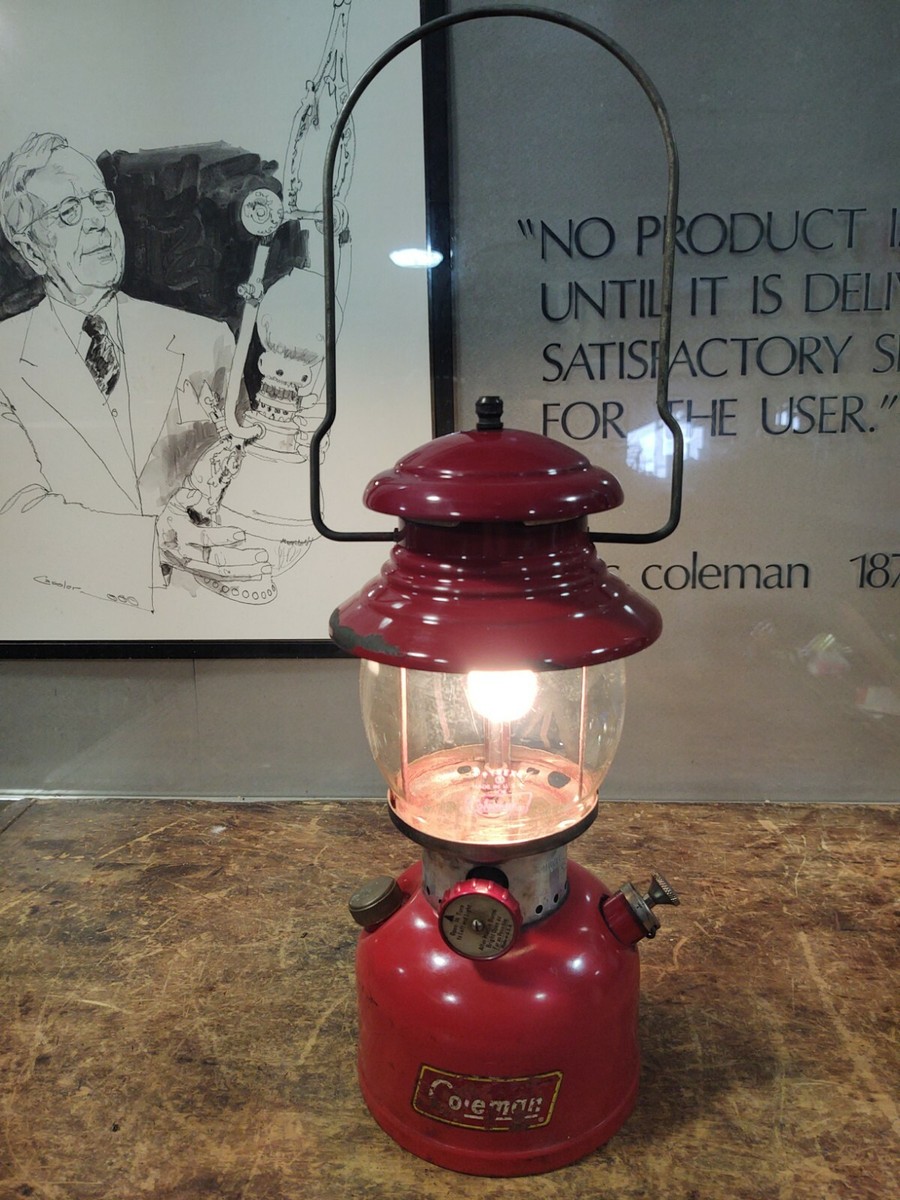 Coleman レッドランタン エコクリーン付き Coleman 1960 Lantern Red 200A with Pyrex Globe Camping Dated