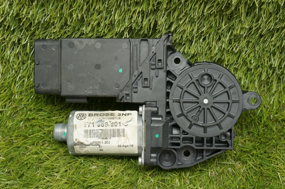 03-10 VW Beetle Convertible Driver LH Window Regulator Motor 1Y0959801C OEM - Image 2 of 4