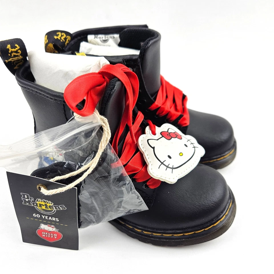 Botas de cuero negras Dr. Martens para niños pequeños 1460 Hello Kitty • Talla US 9/8 UK/EU26 Foto 2 de 4