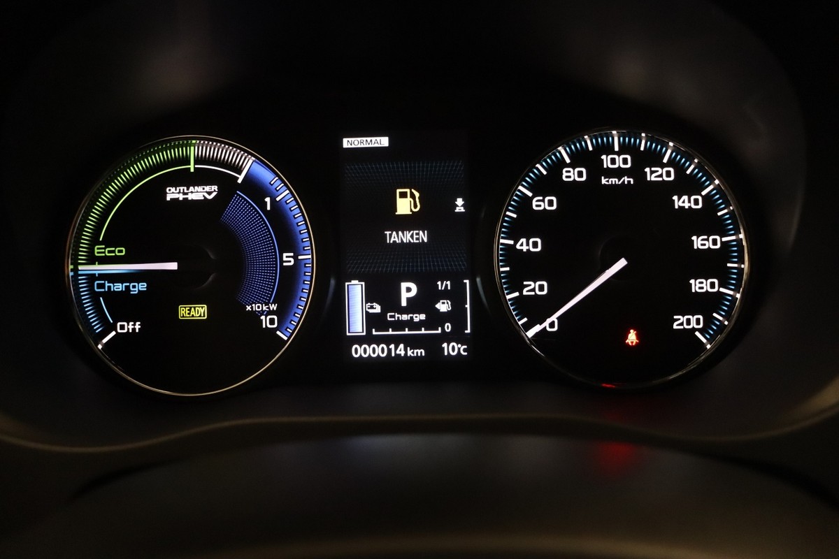Mitsubishi Outlander 2,4 PHEV Inform+ CVT 4WD