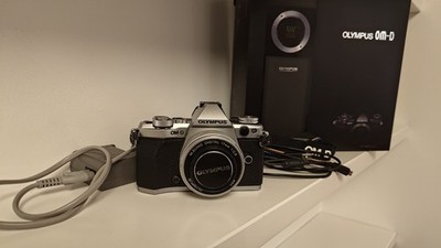 Olympus OM-D E-M5 Silver MarkII+ M.Zuiko 17mm f/2.8 | Near Mint | 4.5K Shutter |