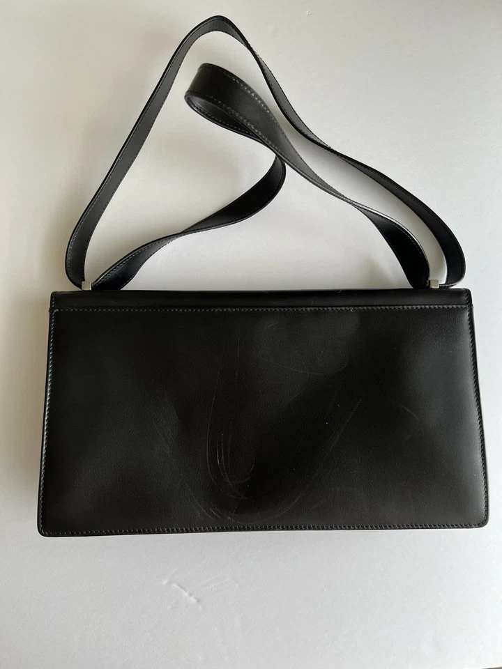 Bolso de hombro Salvatore Ferragamo de cuero negro con cierre de metal Foto 2 de 4