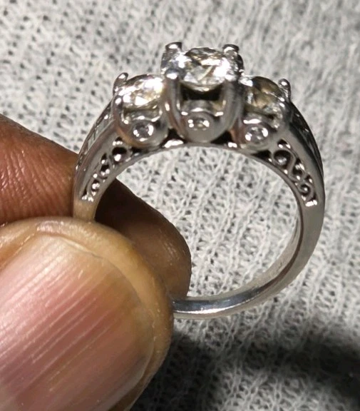 Anillo de compromiso redondo corte brillante de platino puro 950 de 1,99 quilates Foto 2 de 4