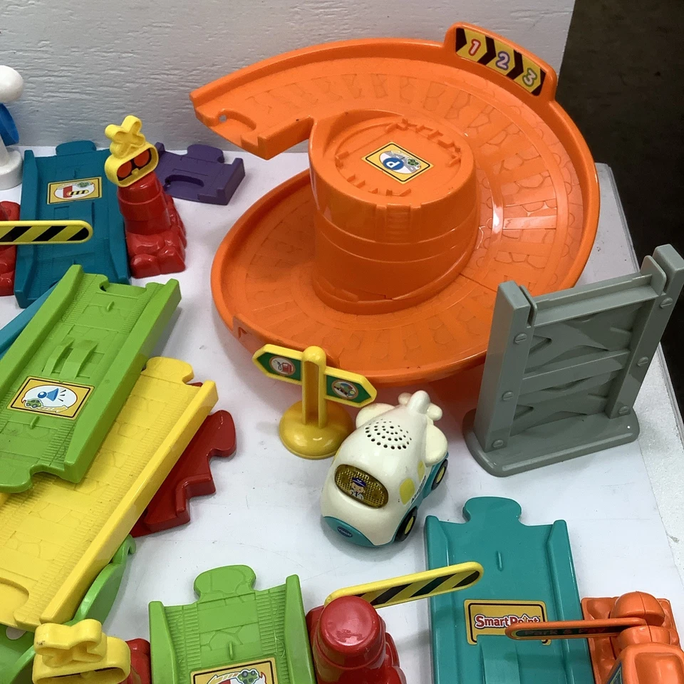 V Tech Go! Go! Smart Wheels Train Station Set 60+ pieces - Image 3 of 4