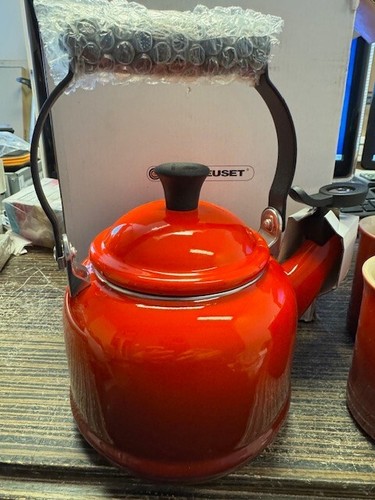 Set bollitore e tazza LE CREUSET Cerise smalto rosso manico nero***Nuovo*** - Foto 12 di 20