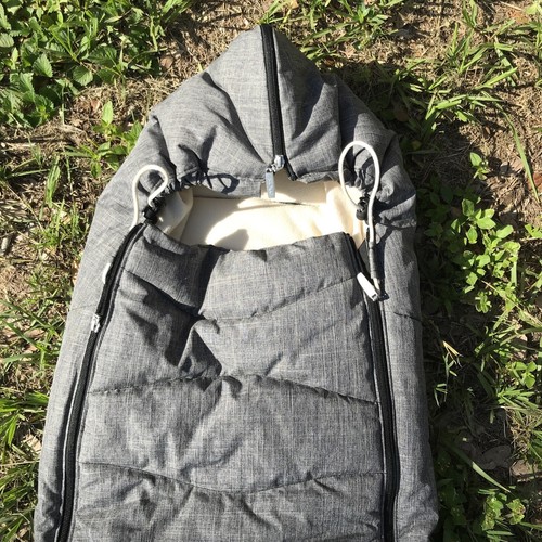 Saco de dormir Stokke con tapa de viento y pie en gris y forrado de lana crema - Imagen 5 de 13