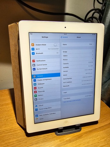 10" Apple iPad 2 16GB Wi-Fi White - with tan leather Smart Cover bundle - Picture 2 of 5