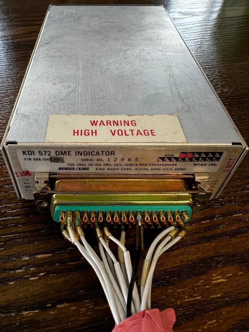 BENDIX KING KDI 572 DME INDICATOR W/CONNECTOR AND 30 DAY WARRANTY