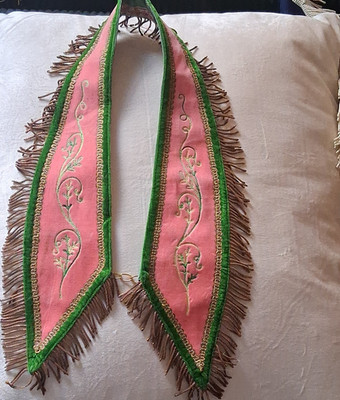 ODD FELLOWS The Ward-Stilson Co. Embroidered Velvet Fringe Collar Pink & Green