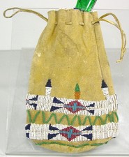 1890s NATIVE AMERICAN SIOUX INDIAN BEAD DECORATED HIDE MEDICINE POUCH / BAG