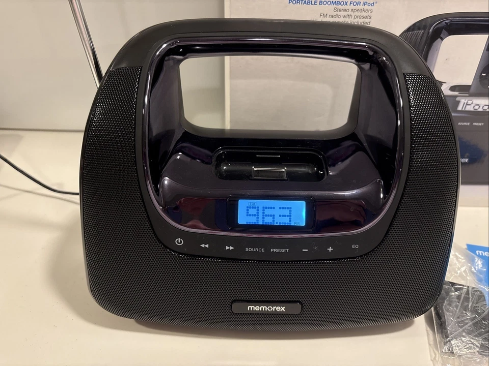 Memorex Mi3xSIL MiniMove Portátil iPod Boombox con Caja y Cable de Alimentación Remoto Foto 2 de 4