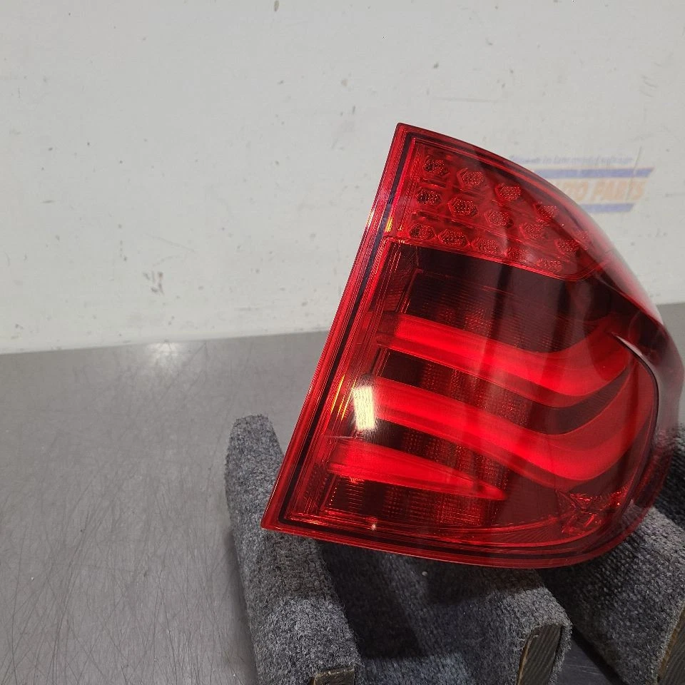 10 2010 BMW 550I GT LUZ TRASERA LUZ PASAJERO DERECHO Foto 4 de 4