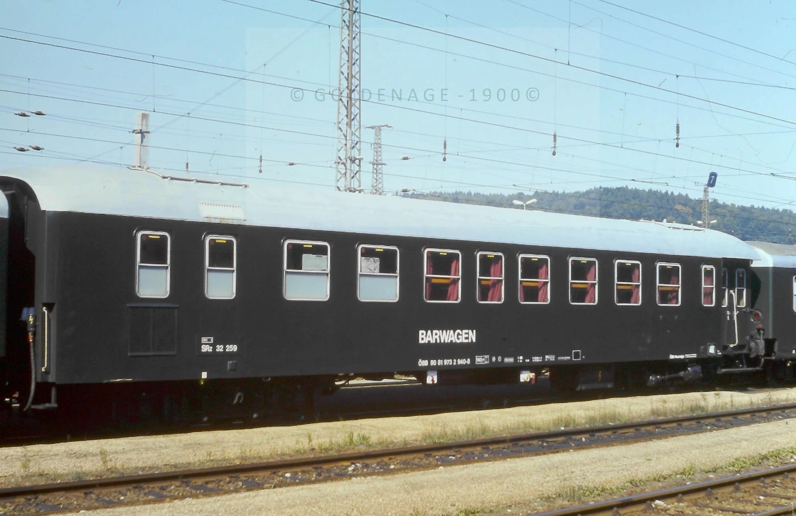 orig DIA ÖBB SRz 8081 9732 940-8 Barwagen in Attnang-Puchh 22.09.1997 (310529 - Bild 1 von 1