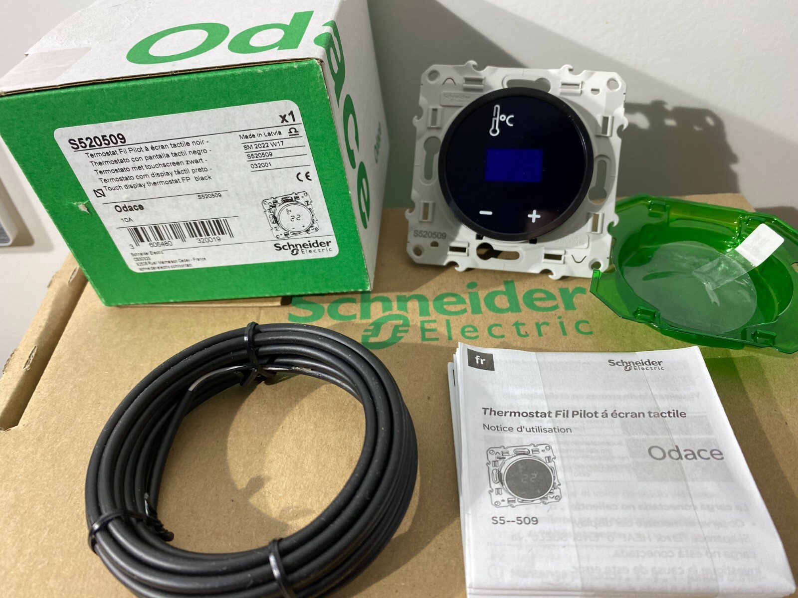 Thermostat Schneider Odace noir tactile S520509 pour salon et chambre moderne