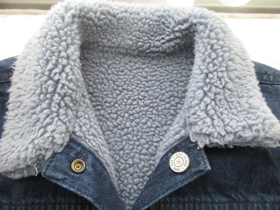 Chaqueta vaquera corta reversible azul sherpa/azul con bolsillos Gap para niños y niñas, grande Foto 4 de 4