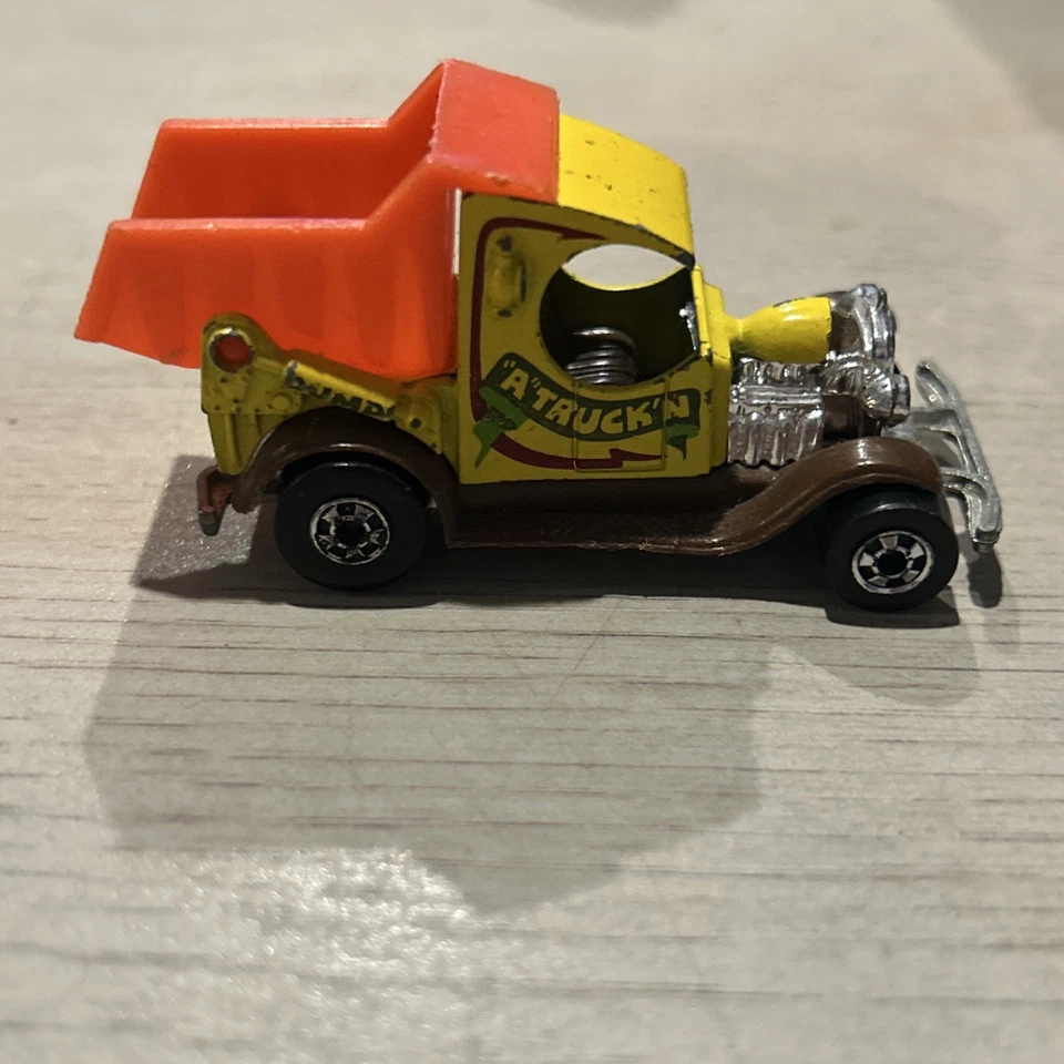 De colección Hot Wheels DUMPIN A TRUCKIN HOT ROD Colores Voladores AMARILLO HK Foto 3 de 4